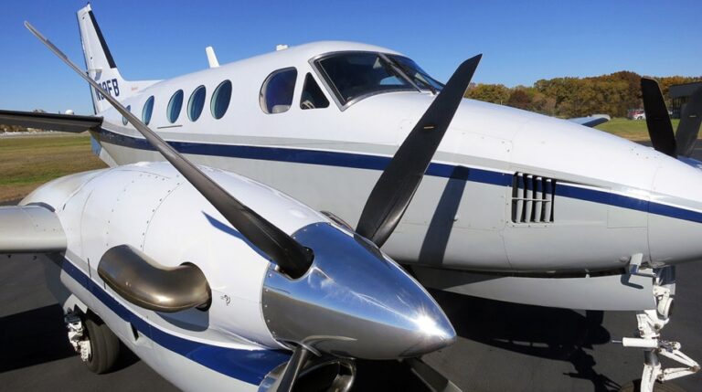 1988-King_Air_C90A-3