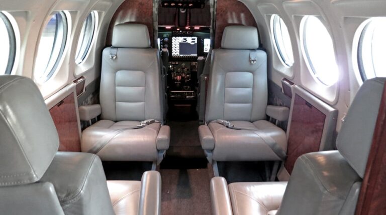 1988-King_Air_C90A-6
