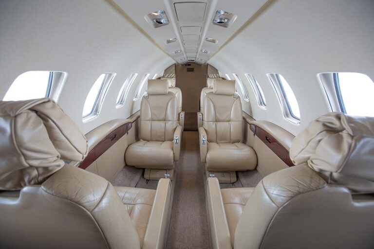 525A-0310-Interior-Fwd-Aft_1200x800