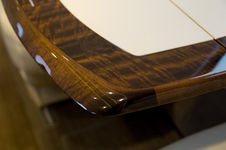 525C-0048-table_1200x800