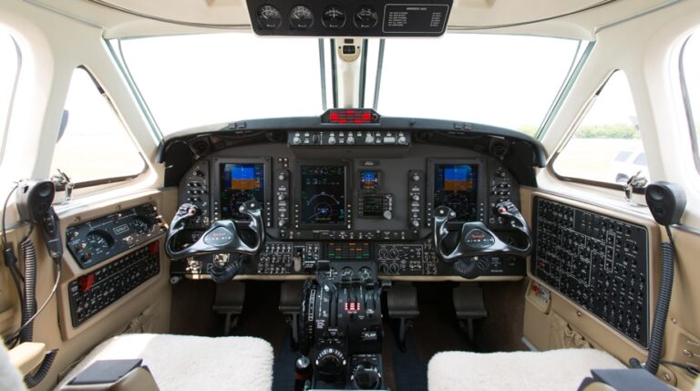 BY-0151-Cockpit-921x515-1