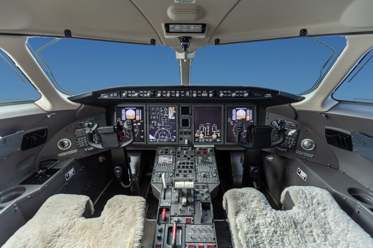 Challenger-300-N311FC-1-cockpit2