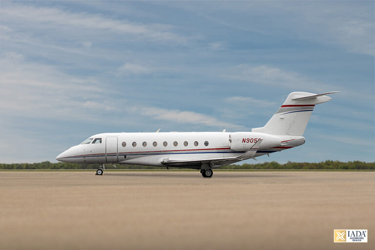 Gulfstream-G280-N905G-4-with-IADA-logo