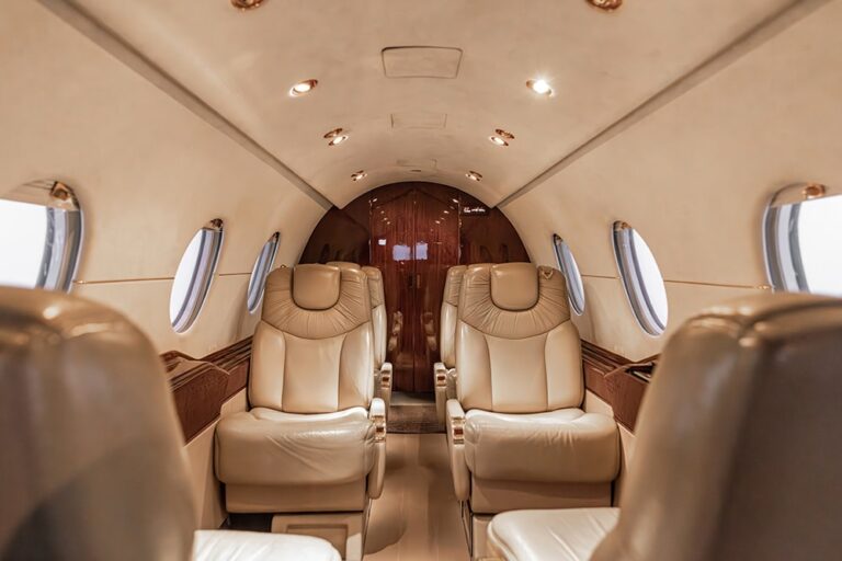 Hawker-400XP-N127BW-1