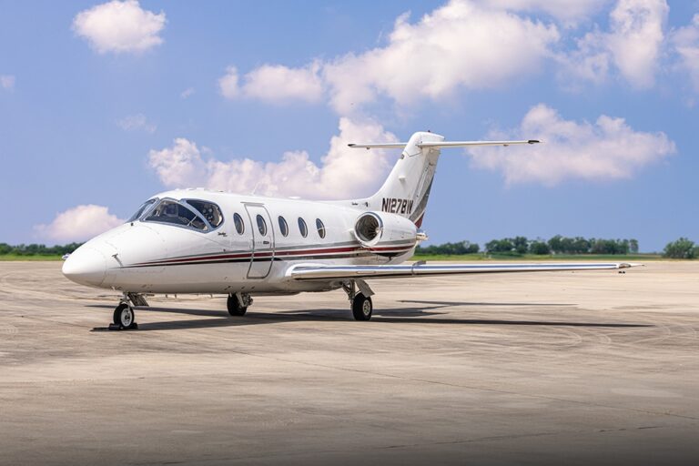 Hawker-400XP-N127BW-28
