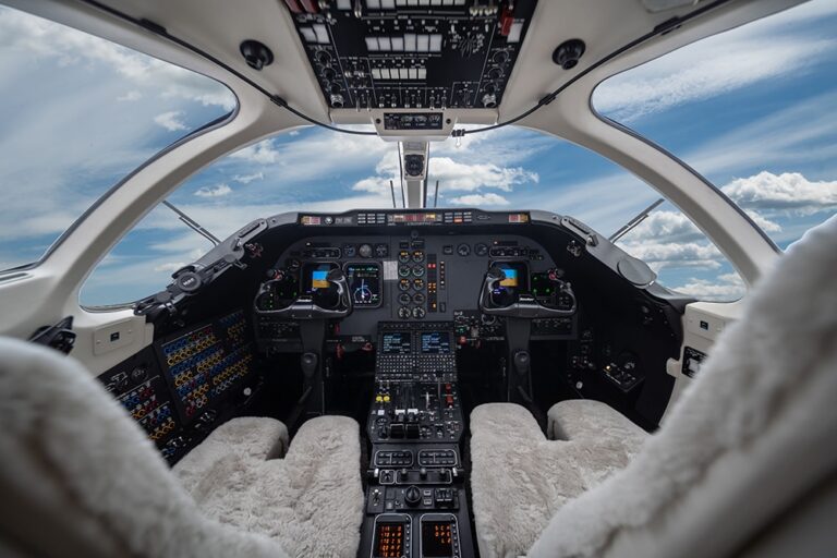Hawker-400XP-N300RC-1-2