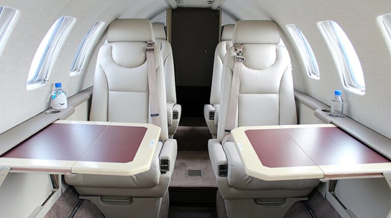 Interior-aft-w-tables-921-x-515