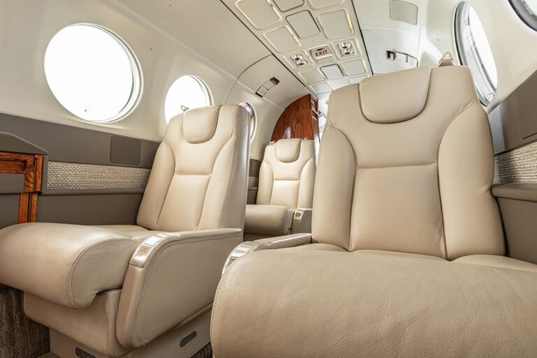 King-Air-300-N566KA-23