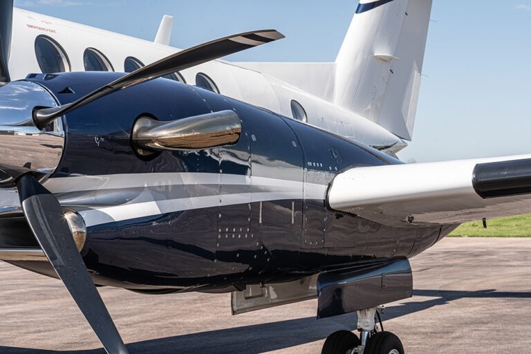 King-Air-300-N566KA-46