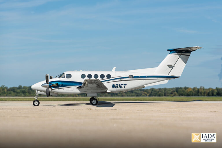 King-Air-B200-N81ET-47-IADA-logo