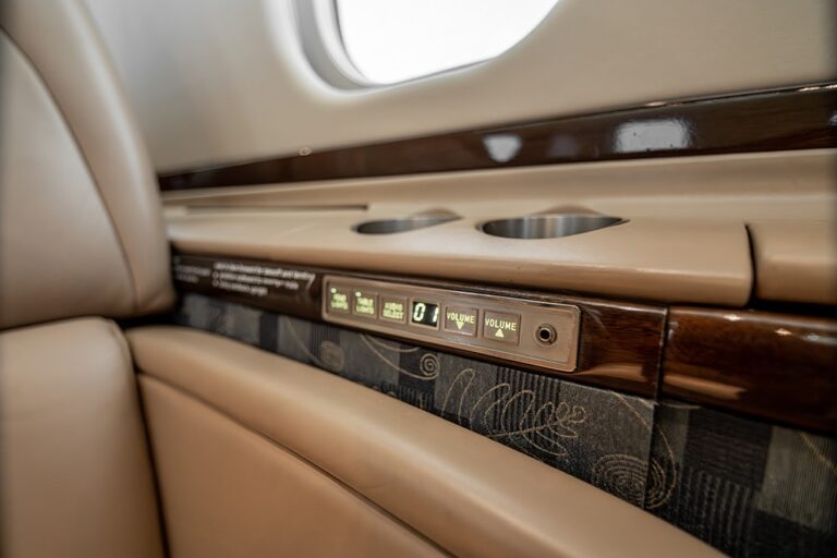 Lear60-N496WH-5
